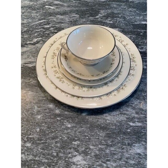 Lenox Brookdale 5 Pc Place Setting White Flower Raised Yellow Center Platinum - Picture 1 of 3